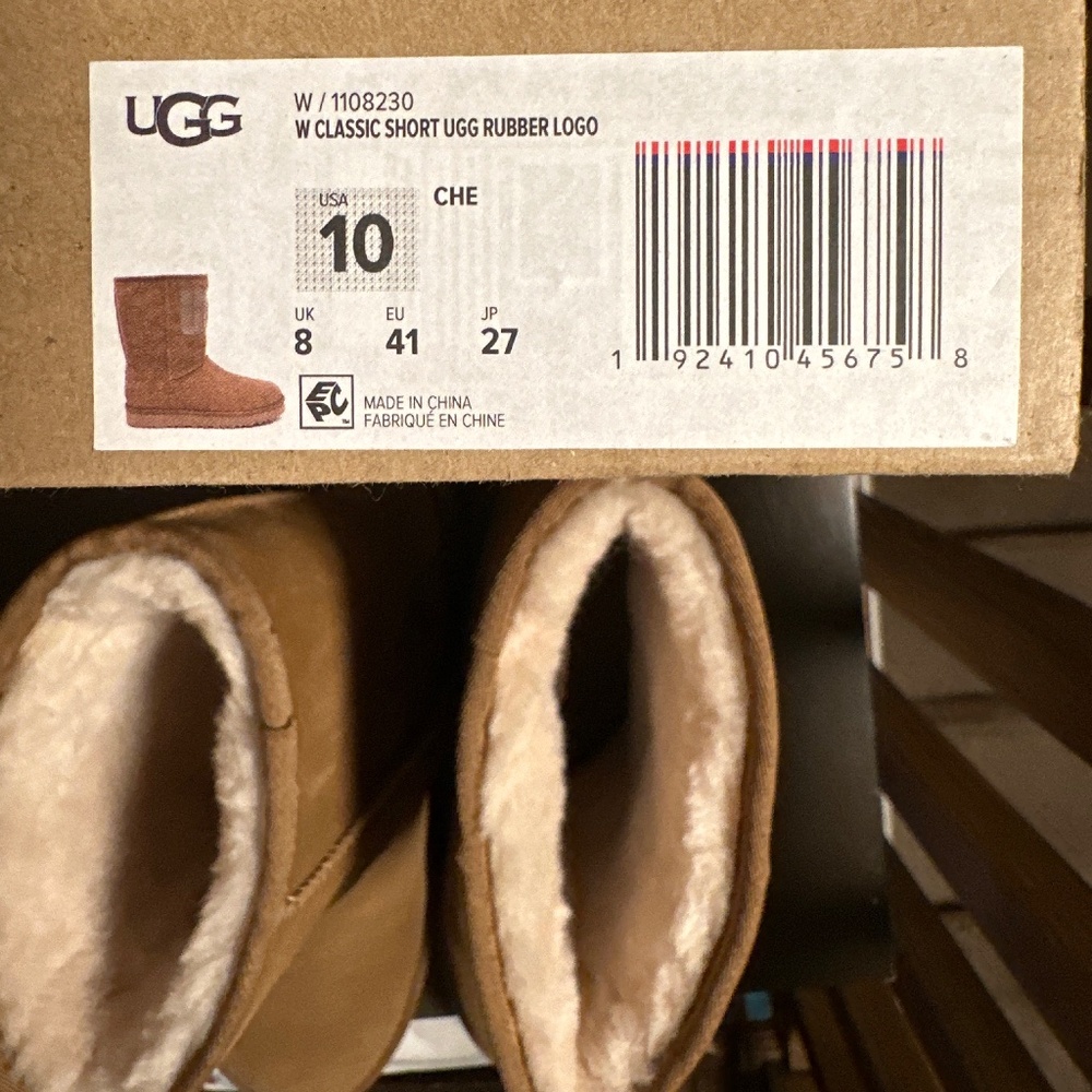 NIB - Classic Short Ugg Rubber Logo